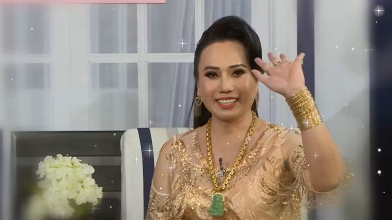 Cô Minh Hiếu là người bất kỳ dân mạng nào cũng biết đến trong thời gian gần đây. Cô đã trải qua 10 đời chồng trước khi tìm được bến đỗ hạnh phúc như hiện nay.