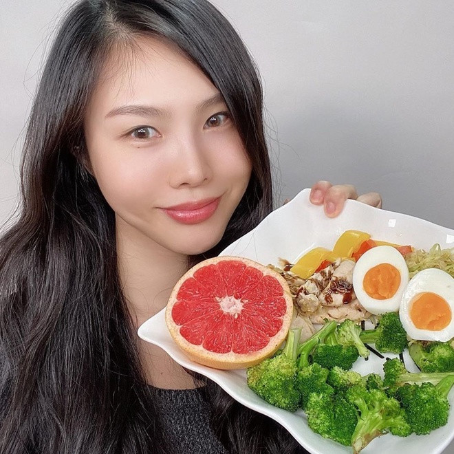 Cùng với lịch tập luyện, cô nàng cũng thực hiện thực đơn ăn kiêng với những loại thực phẩm lành mạnh rau củ tươi, thịt bò, khoai lang, yến mạch... Mỗi ngày cô uống 3 lít nước và từ bỏ hẳn nước ngọt, rượu bia.