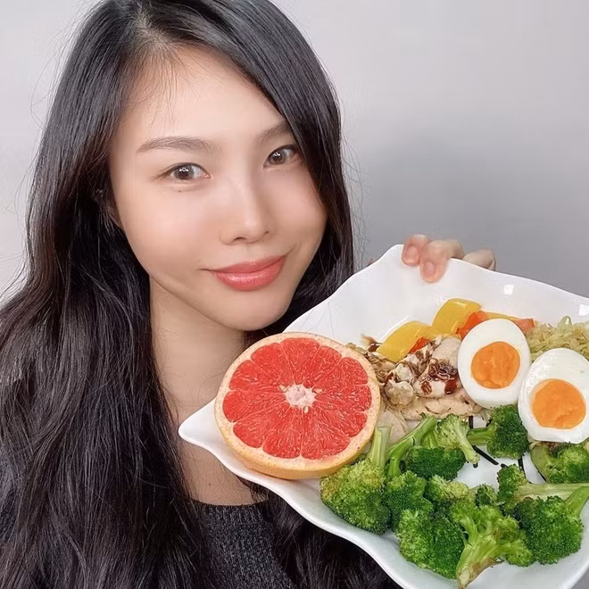 Cùng với lịch tập luyện, cô nàng cũng thực hiện thực đơn ăn kiêng với những loại thực phẩm lành mạnh rau củ tươi, thịt bò, khoai lang, yến mạch... Mỗi ngày cô uống 3 lít nước và từ bỏ hẳn nước ngọt, rượu bia.