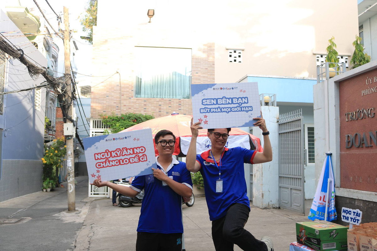 Khí thế hừng hực, quyết tâm cao độ của các thí sinh cùng sự quan tâm, cổ vũ của gia đình và xã hội đã tạo nên bầu không khí vô cùng sôi động tại các điểm thi trên khắp mọi miền đất nước.