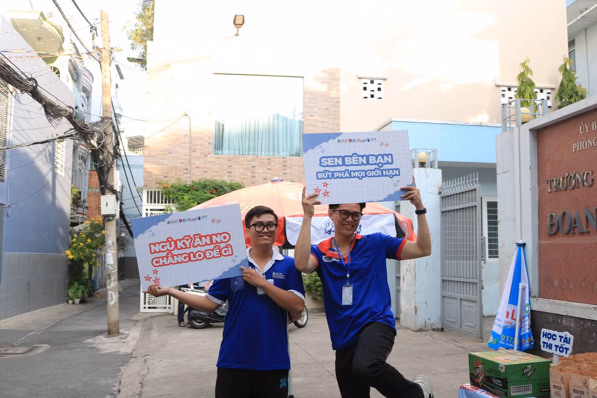 Khí thế hừng hực, quyết tâm cao độ của các thí sinh cùng sự quan tâm, cổ vũ của gia đình và xã hội đã tạo nên bầu không khí vô cùng sôi động tại các điểm thi trên khắp mọi miền đất nước.