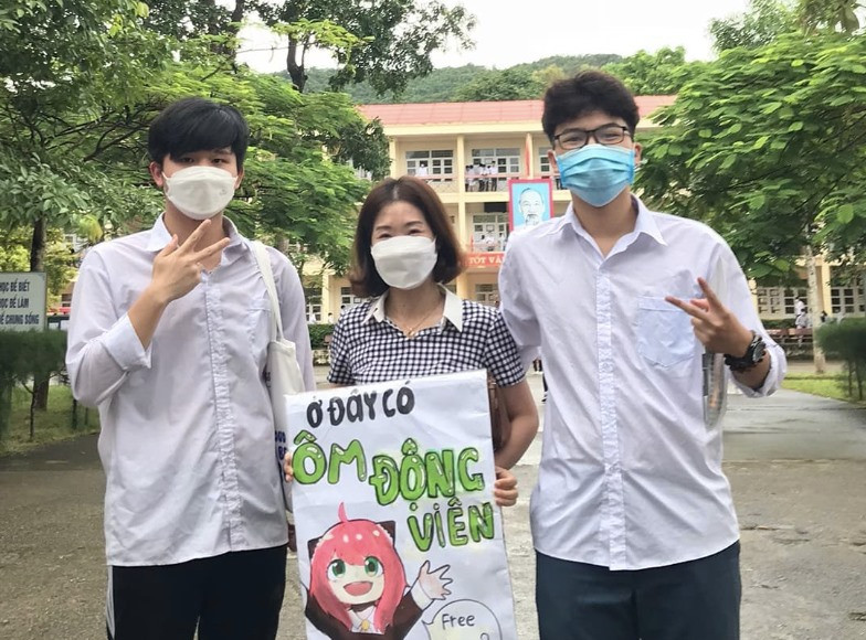 "Ở đây có ôm động viên.."