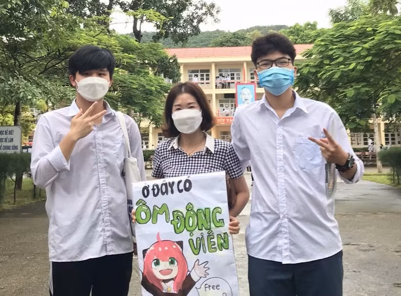 "Ở đây có ôm động viên.."