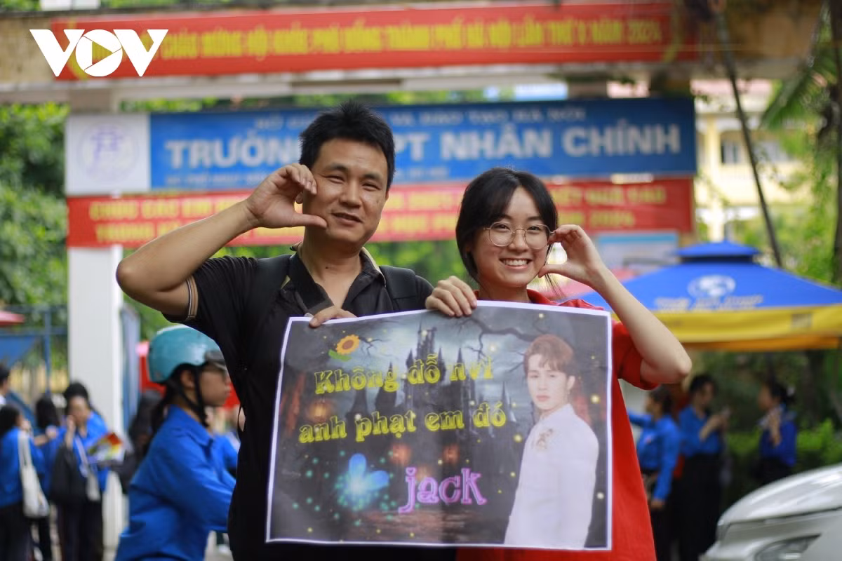 Thậm chí nhiều người còn in hình thần tượng ra để cổ vũ cho thí sinh. Ảnh: VOV