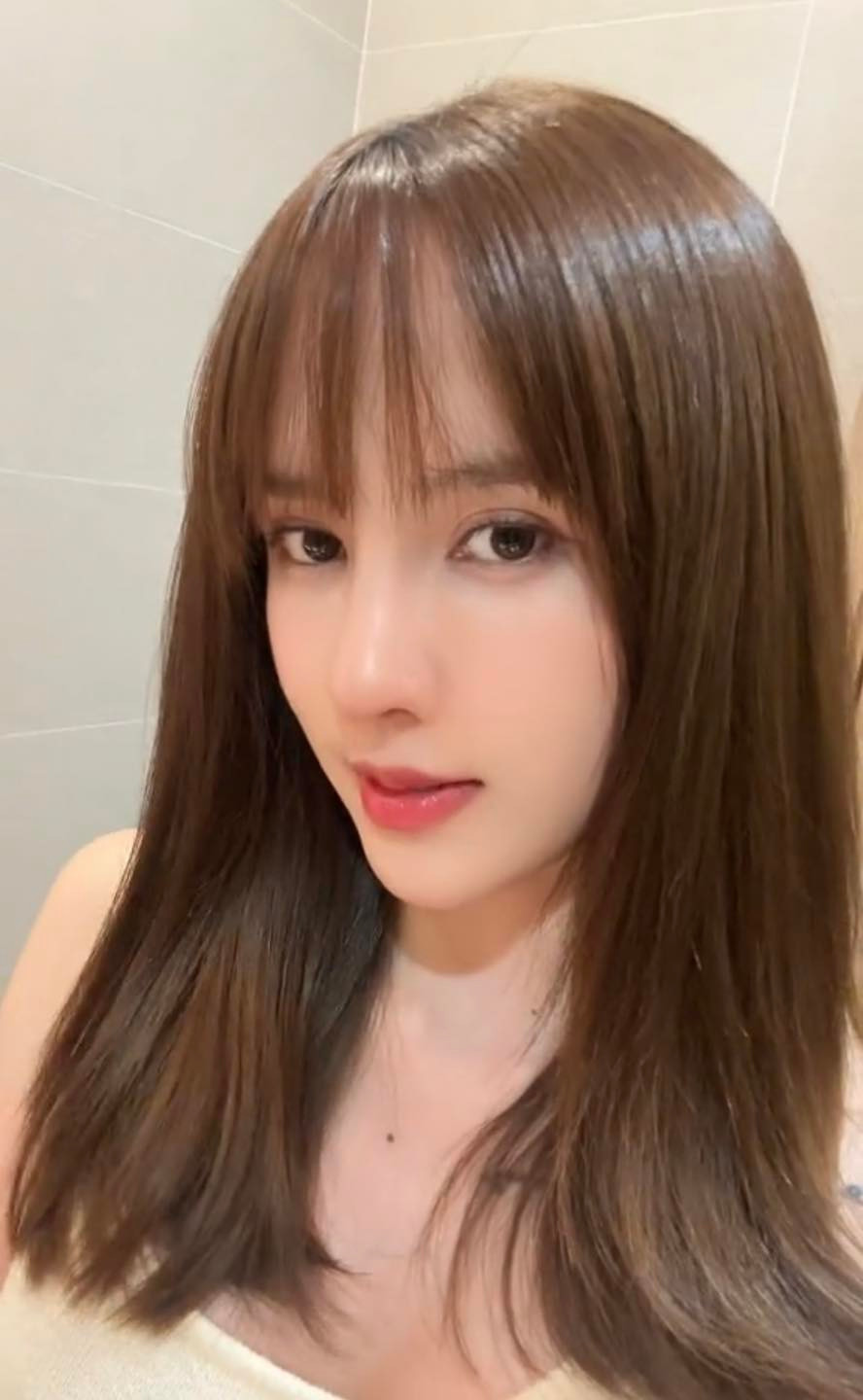 Điều này đã đặt ra nghi vấn cô nàng đã sử dụng can thiệp giao kéo để trùng tu nhan sắc. Có người nhận xét hiện tại nhan sắc nữ ca sĩ có phần hao hao...Hải Tú - talent của công ty Sơn Tùng, có người lại bảo cô giống bà Nhân vlogs.