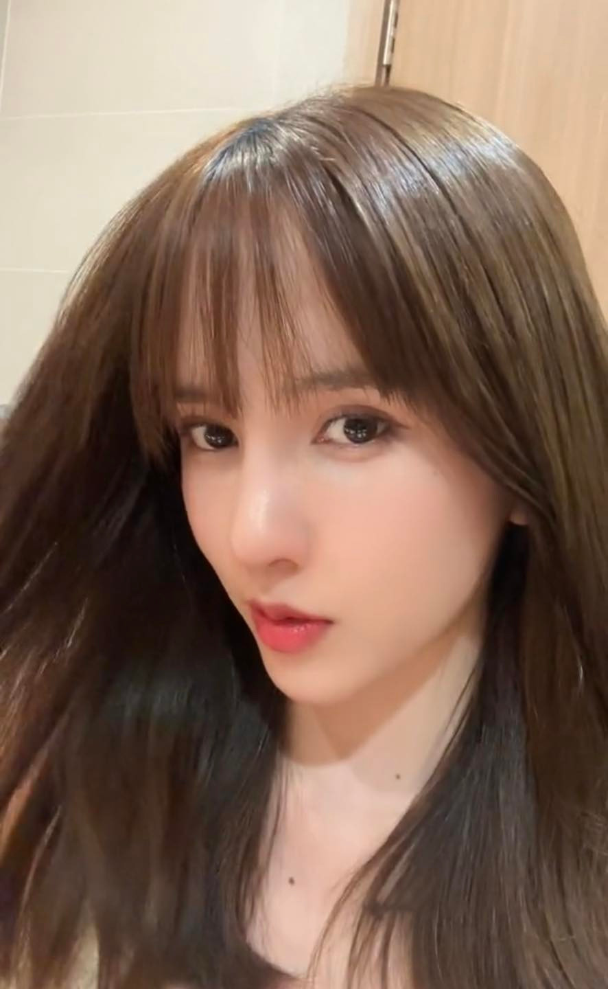 Ở dưới đoạn video đăngtải, rất nhiều người đã khẳng định rằng cô nàng phẫu thuật thẩm mỹ, "tình cũ tin đồn" của Sơn Tùng M-TP cũng vui vẻ đáp trả. Nhiều người cho rằng động thái đó của cô là ngầm thừa nhận việc dao kéo của bản thân.