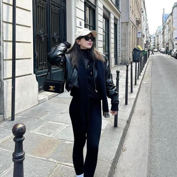 Trước khi gây xôn xao vì câu chuyện phẫu thuật thẩm mỹ, nữ ca sĩ được fan cho rằng vừa mới đi nước ngoài hẹn hò cùng với bạn trai tin đồn kém tuổi.