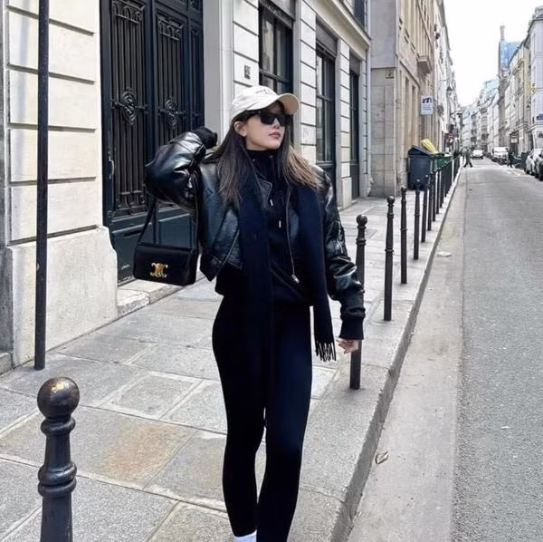 Trước khi gây xôn xao vì câu chuyện phẫu thuật thẩm mỹ, nữ ca sĩ được fan cho rằng vừa mới đi nước ngoài hẹn hò cùng với bạn trai tin đồn kém tuổi.