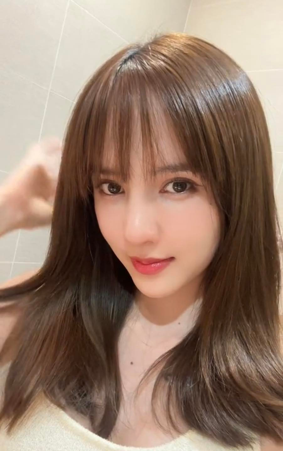 Theo đó, mọi đường nét trên gương mặt Thiều Bảo Trâm như mắt, môi đều như lúc ban đầu thì phần mũi lại vô cùng khác biệt. Cụ thể, chiếc mũi của nữ ca sĩ trước đây chỉ cao ở mức trung bình và đầu mũi cụt, nhưng ở thời điểm hiện tại, sống mũi lại cao lên một cách rõ rệt, đồng thời trông cũng có vẻ thon gọn hơn.