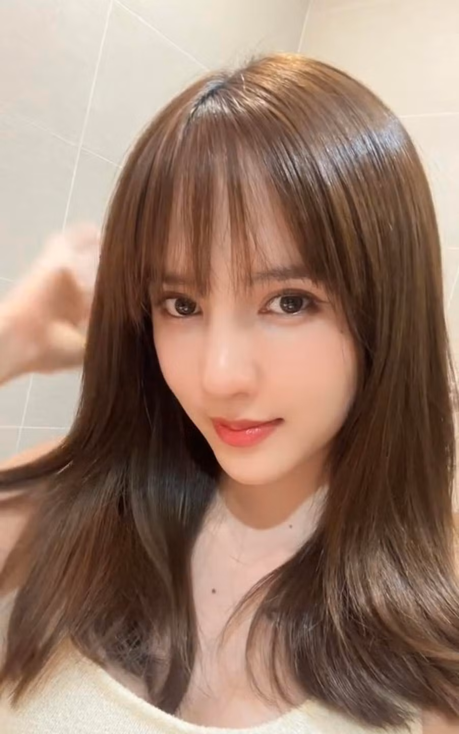 Theo đó, mọi đường nét trên gương mặt Thiều Bảo Trâm như mắt, môi đều như lúc ban đầu thì phần mũi lại vô cùng khác biệt. Cụ thể, chiếc mũi của nữ ca sĩ trước đây chỉ cao ở mức trung bình và đầu mũi cụt, nhưng ở thời điểm hiện tại, sống mũi lại cao lên một cách rõ rệt, đồng thời trông cũng có vẻ thon gọn hơn.