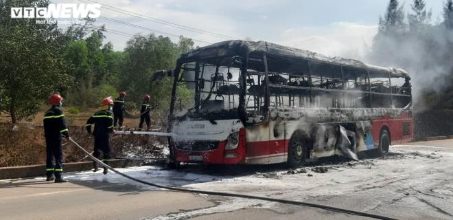 Xe khách chở 16 người cháy trơ khung trên quốc lộ ở Huế Xe khach cho 16 nguoi chay tro khung tren quoc lo o Hue