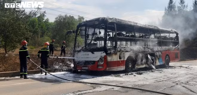 Xe khach cho 16 nguoi chay tro khung tren quoc lo o Hue