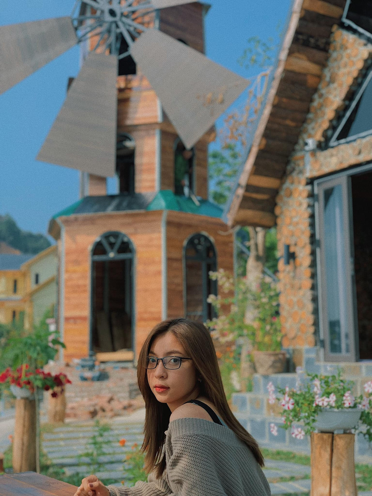 Bạn gái cũ Quang Hải viết: "Phim hay ở đoạn kết" để nói về việc xem hết album ảnh cô vừa đăng, thế nhưng người hâm mộ lại cho rằng Nhật Lê đang có ý khác.