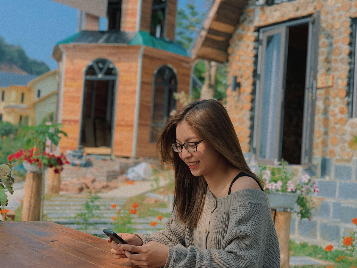 Mặc dù không biết có ẩn ý gì phía sau dòng trạng thái kia không nhưng bộ ảnh mới của Nhật Lê nhận được rất nhiều lời khen từ cộng đồng mạng.