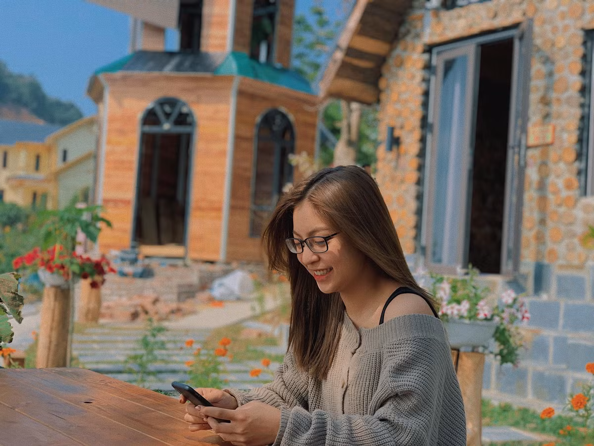 Mặc dù không biết có ẩn ý gì phía sau dòng trạng thái kia không nhưng bộ ảnh mới của Nhật Lê nhận được rất nhiều lời khen từ cộng đồng mạng.