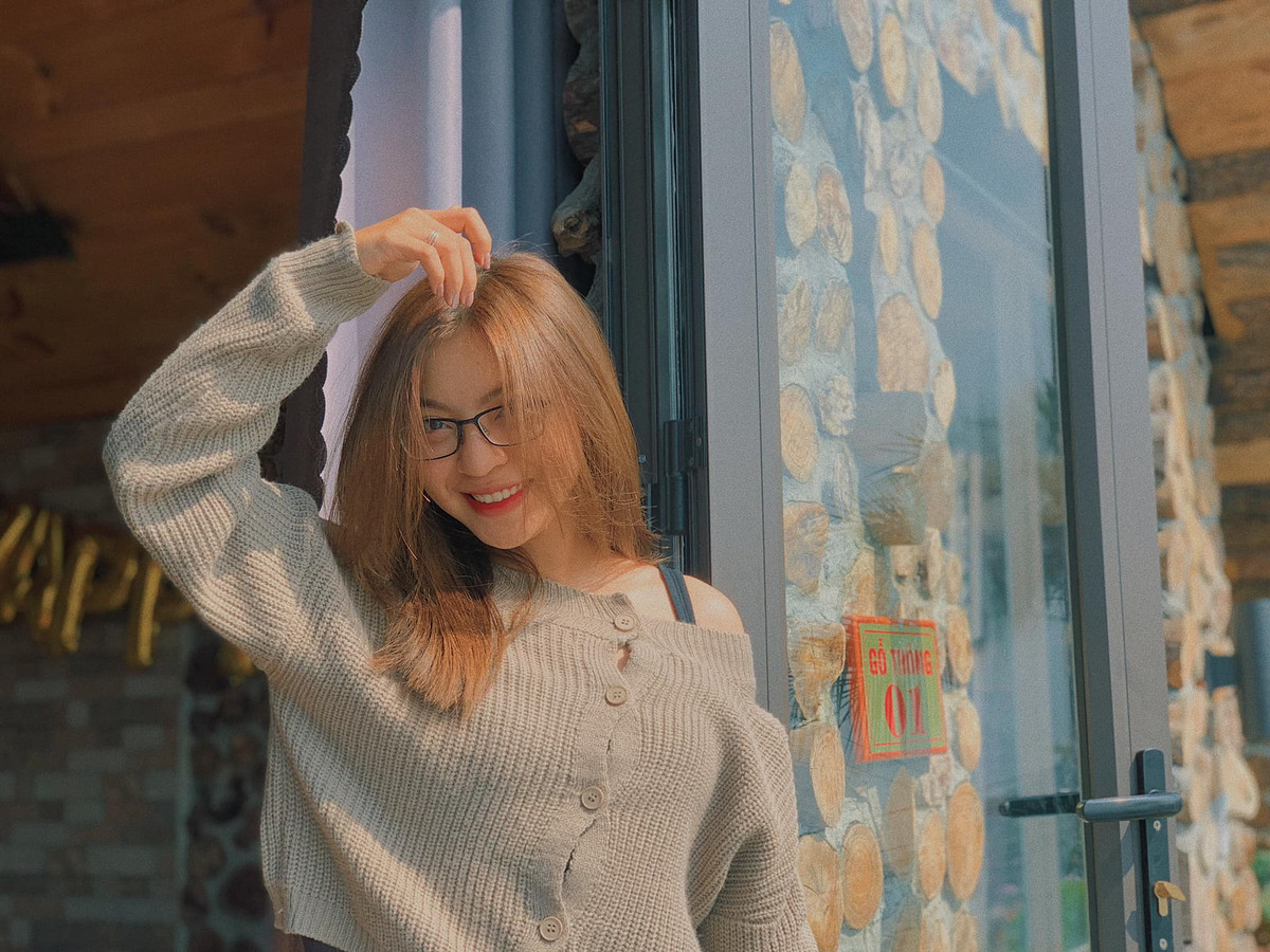 Đực biết, bộ ảnh được chụp trong chuyến du lịch của Nhật Lê tại tam đảo. Cô nàng xinh đẹp, rạng rỡ dưới ánh nắng mặt trời và không hề tỏ ra buồn bãi trước những thông tin Quang Hải có người mới.