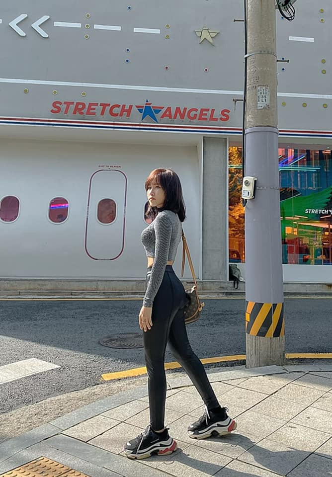 "Khi bạn đang đi tập gym mà bị lôi về đám cưới", "Ủa đám hỏi người ta mà ăn mặc kỳ vậy? Như đi tập thể dục" - Cộng đồng mạng nhận xét Uyên Pu kém duyên khi diện trang phục không phù hợp đến dự lễ ăn hỏi.