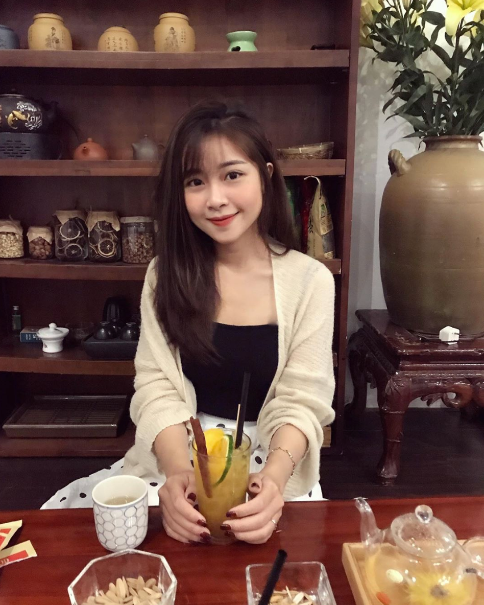 Nàng WAGs Việt thực chất vẫn đang vẫn đang là sinh viên năm cuối của trường Cao đẳng Sư phạm Nghệ An, chuyên ngành Sư phạm mầm non.