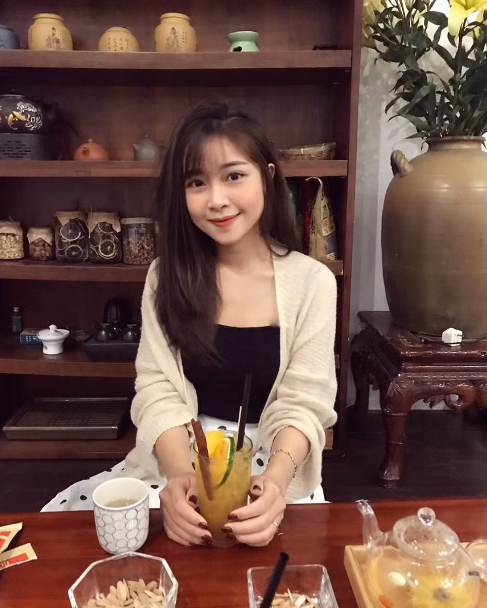 Nàng WAGs Việt thực chất vẫn đang vẫn đang là sinh viên năm cuối của trường Cao đẳng Sư phạm Nghệ An, chuyên ngành Sư phạm mầm non.