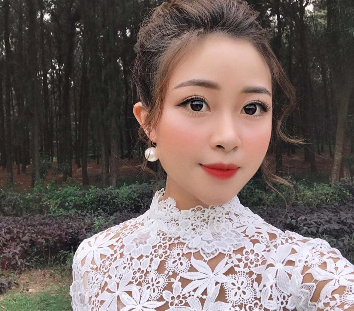 Sở hữu nhan sắc xinh đẹp cực đỉnh, Nhật Linh từng được biết với biệt danh "hot girl mầm non" khi một bức ảnh cô nàng chụp khi đang đi dạy được cộng đồng mạng chia sẻ.