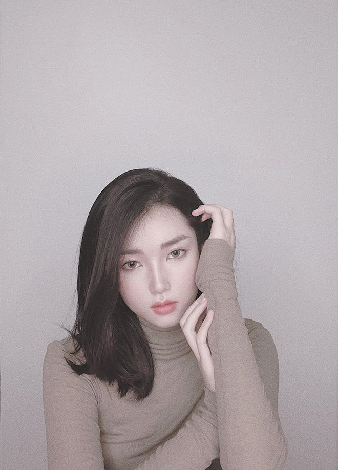 Trước đây, hot girl từng có một thời gian dài làm giáo viên tại một trung tâm tiếng Anh ở Hà Nội. Bên cạnh đó, bạn bè thân thiết của thủ thành người Thanh Hoá như Hà Đức Chinh, Văn Hậu cũng thường xuyên gọi Khánh Linh là "cô giáo" trên mạng xã hội.