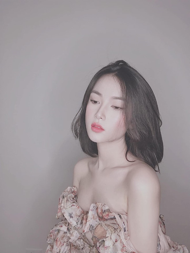 Rất nhanh sau đó, dân mạng đã truy tìm được danh tính của người đẹp đi cùng Dũng "gôn". Đó là Phạm Khánh Linh (sinh năm 1996, quê Phú Thọ) - cựu sinh viên Đại học Ngoại thương và hiện là MC tại VTVCab