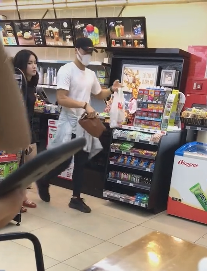 Mặc dù không công khai nhưng hình ảnh thủ môn Bùi Tiến Dũng xuất hiện cùng một cô gái lạ trong siêu thị lúc nửa đêm khiến người hâm mộ tin rằng dàn WAGs Việt chính thức có thêm thành viên mới.