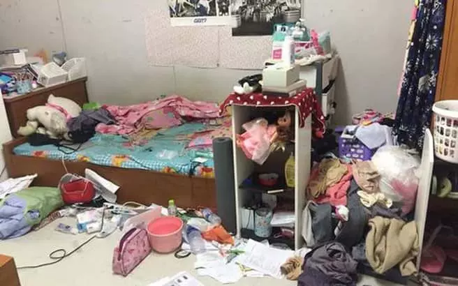 Một chàng trai khác cũng từng đăng tải hình ảnh căn phòng của bạn gái để nhờ netizen phân xử xem anh chia tay với bạn gái thì có quá đáng hay không. Căn phòng không hề được sắp xếp và mọi thứ rối tung chất đống.