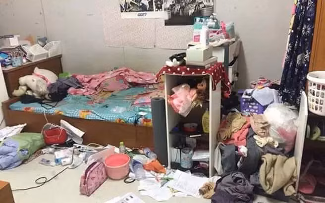 Một chàng trai khác cũng từng đăng tải hình ảnh căn phòng của bạn gái để nhờ netizen phân xử xem anh chia tay với bạn gái thì có quá đáng hay không. Căn phòng không hề được sắp xếp và mọi thứ rối tung chất đống.