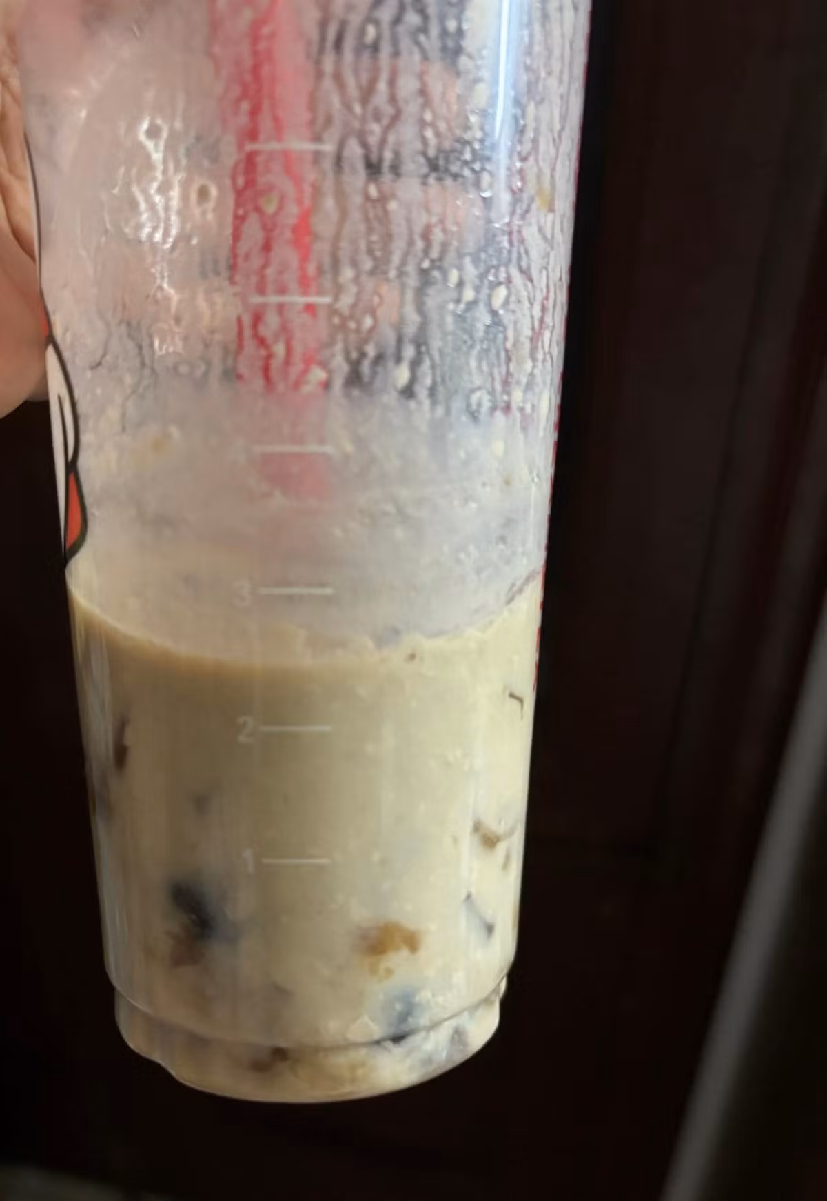 Không chỉ vậy, trong một lần tình cờ qua phòng cô bạn gái chơi, chàng trai mới phát hiện nếp sinh hoạt khó có thể chấp nhận được của bạn gái: "Mình vừa bước vào phòng thì thấy mùi chua chua, thum thủm, nhìn lên bàn của em thì cốc trà sữa thì em uống rất lãng phí còn tận gần nửa cốc xong bỏ đó để nó thiu bốc mùi lên, cái con đen đen nó bay xung quanh, rồi nào vỏ chuối, bông ngoáy tai, mì tôm hộp, sàn nhà đầy tóc, giấy em xì mũi xung quanh". Nhìn thấy cảnh này, chàng trai đã phải suy nghĩ lại về tương lai với bạn gái.