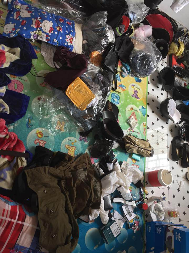 Dày dép, mũ nón, quần áo bày bừa. Thậm chí còn có cả đồ ăn.