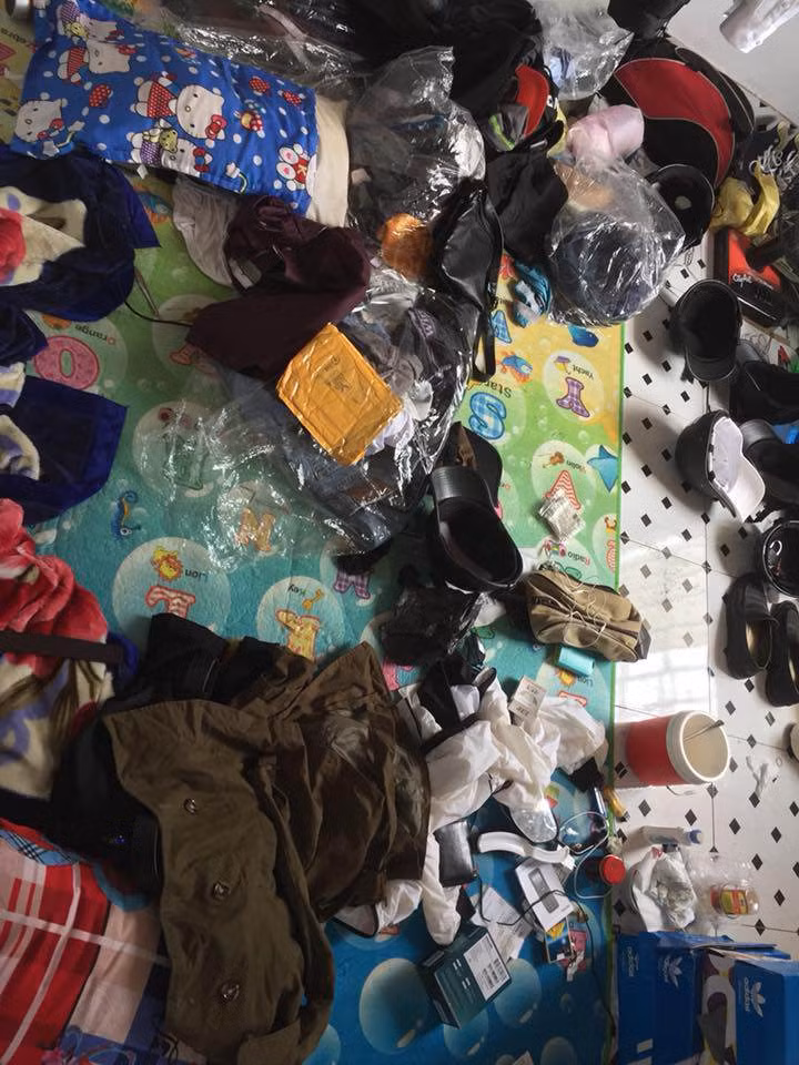 Dày dép, mũ nón, quần áo bày bừa. Thậm chí còn có cả đồ ăn.