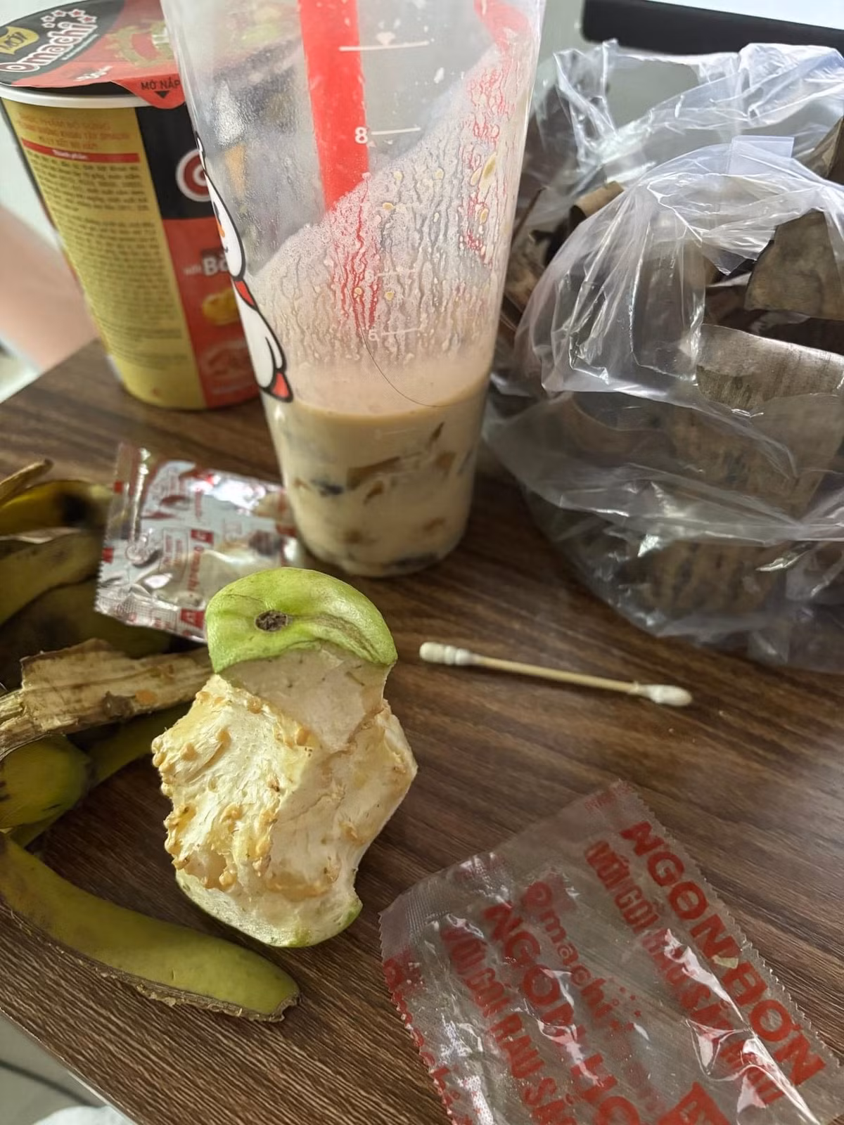 Một chàng trai mới đây đăng đàn tố cô người yêu tiêu hoang, lười nấu ăn: "Người yêu mình thì thuê trọ ở Hà Nội, mình thì nhà ở Hà Nội luôn, thường em chỉ uống trà sữa, sinh tố, ăn cơm hàng, chứ chẳng mấy khi nấu nướng, lương tháng thì chưa giữa tháng đã hết. Tháng nào cũng phải vay mình khi thì 500, lúc thì 1 triệu và đầu tháng sau mùng 5 lĩnh lương em mới trả mình".