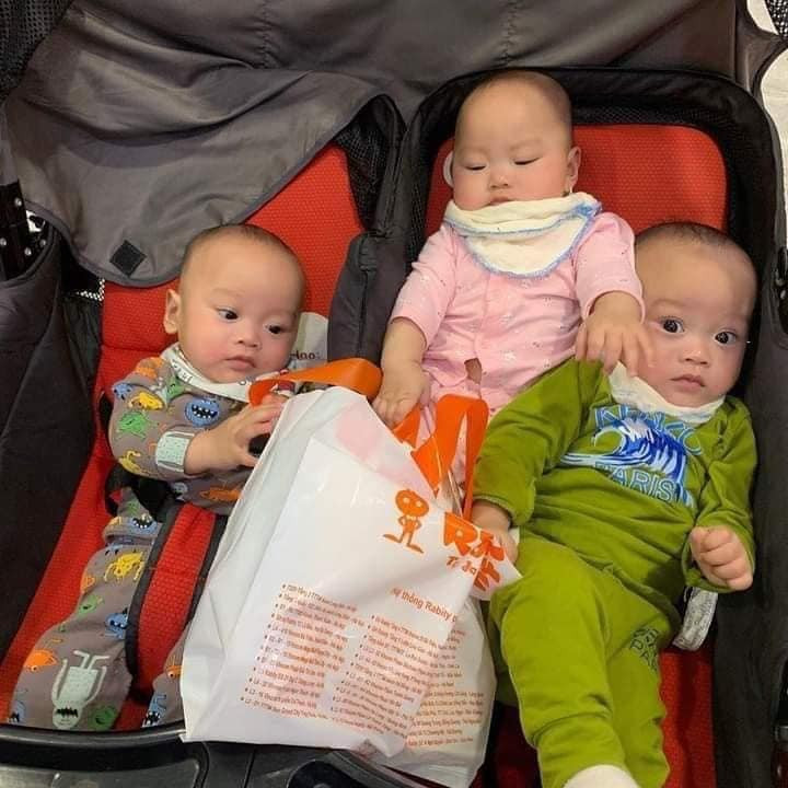 Mang thai sinh 1, sinh đôi đã là câu chuyện không hề dễ dàng, huống hồ là sinh ba. Vì vậy gia đình anh Đông lúc vợ gần đẻ lúc nào cũng trong tinh thần sẵn sàng: "Vợ mình gầy nên mang bầu 3 bé vất vả lắm, lại cũng là lần đầu tiên nên chỉ sợ sinh non thôi, hồi vợ gần đẻ nhà lúc nào cũng trong tinh thần sẵn sàng để đi bệnh viện bất cứ lúc nào. Đến tháng thứ 8 là ba đứa ra đời, được 2 trai 1 gái, đẹp nhất là 2 anh ra trước rồi mới đến em út."