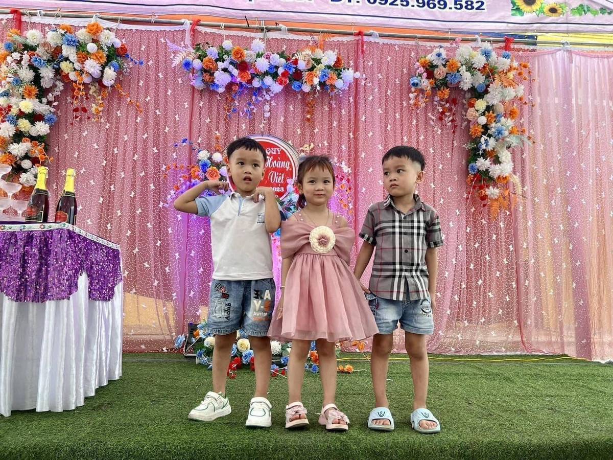 Ba anh em giờ đã lớn. Nhìn các con cười đùalà niềm hạnh phúc khiến vợ chồng anh Đông quên hết mệt mỏi và có động lực để cố gắng hơn, lo cho con cuộc sống thật tốt đẹp.