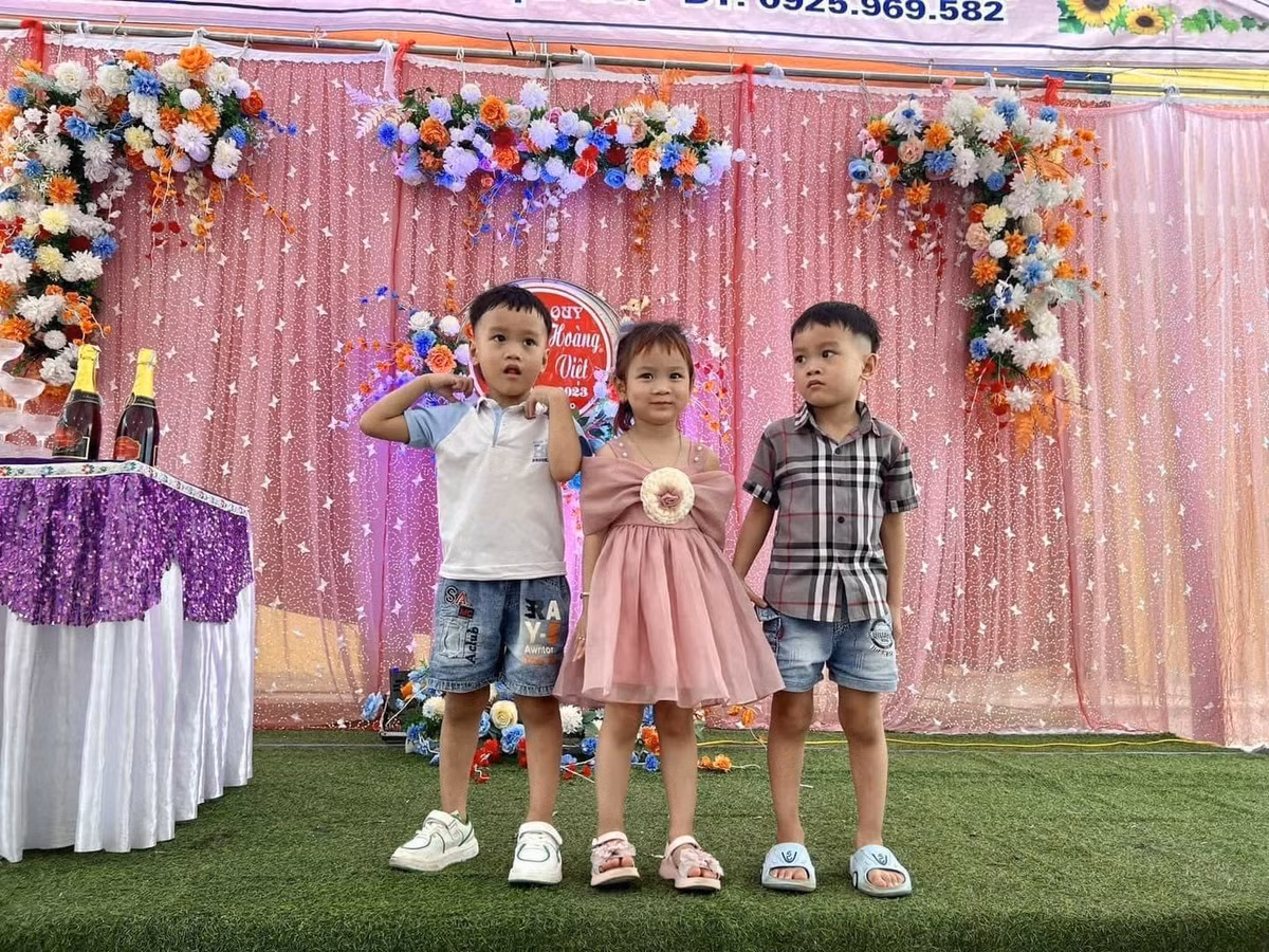 Ba anh em giờ đã lớn. Nhìn các con cười đùalà niềm hạnh phúc khiến vợ chồng anh Đông quên hết mệt mỏi và có động lực để cố gắng hơn, lo cho con cuộc sống thật tốt đẹp.