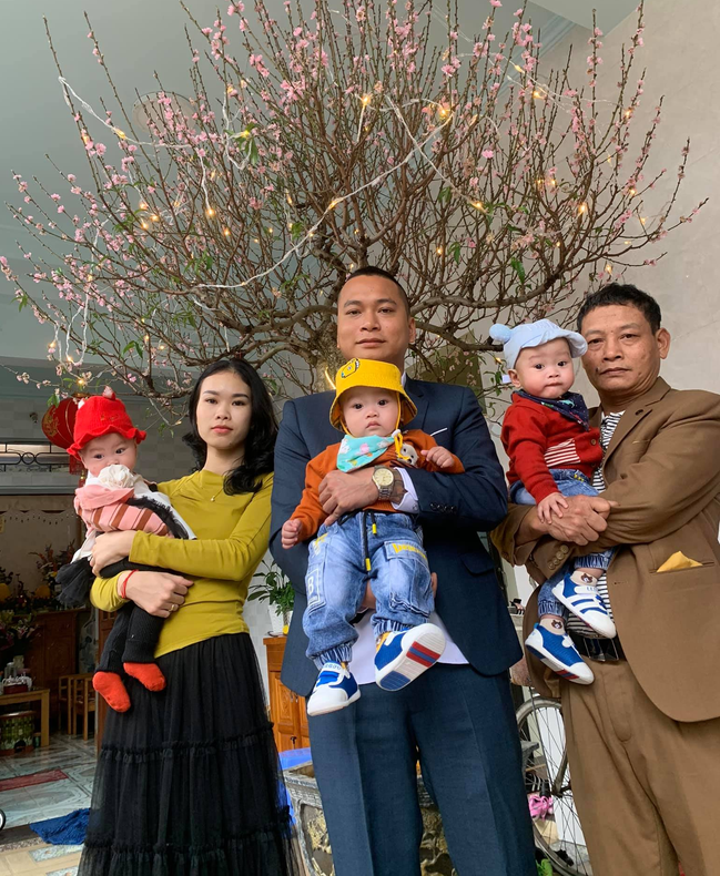 Ba anh em Táo, Xoài, Dâu. Hai bé trai cực kỳ giống bố còn bé gái lại rất giống mẹ.