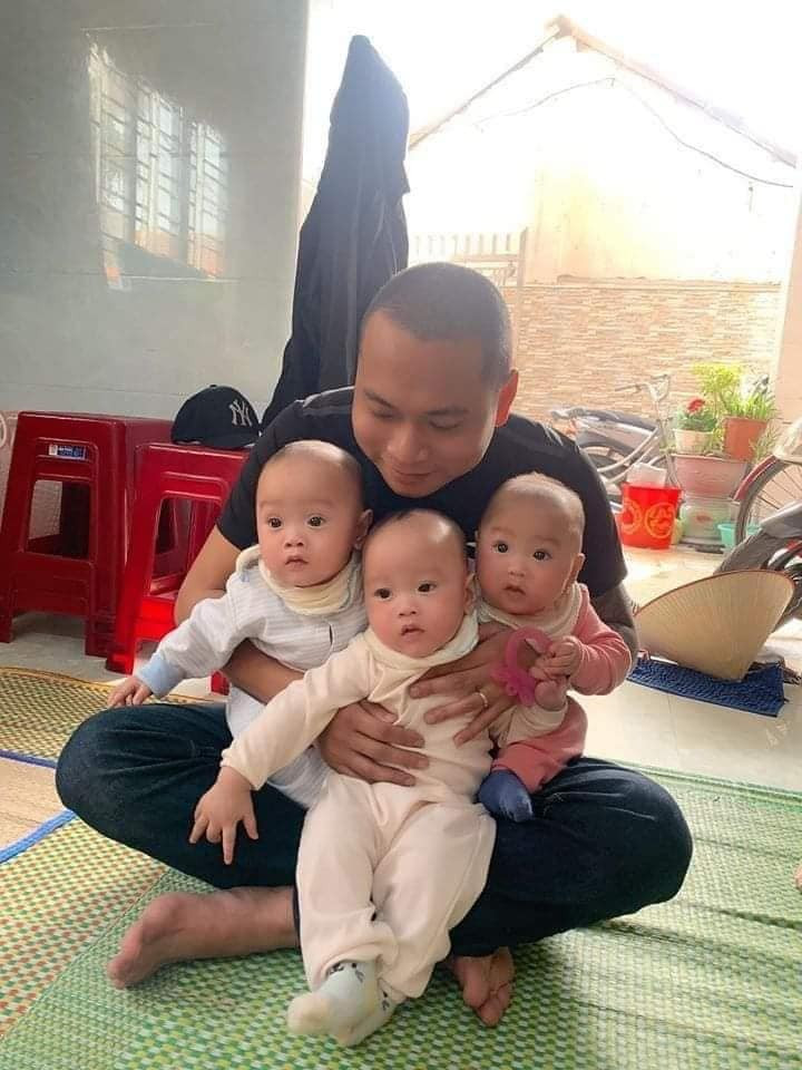 "Tôi thề là thích lắm các bác ạ, lúc đi siêu âm nghe bác sĩ báo có 3 thiên thần thôi mà sướng rơn người. Trước mình cứ nghĩ muốn sinh ba phải can thiệp kiểu chuyển phôi thì mới có ai dè mình lớ ngớ vớ huy chương luôn. Vừa viết mà vừa cười miệng rộng ngoác ra đây." - Anh Đông vui vẻ chia sẻ lại cảm giấc lâng lâng khi làm bố.