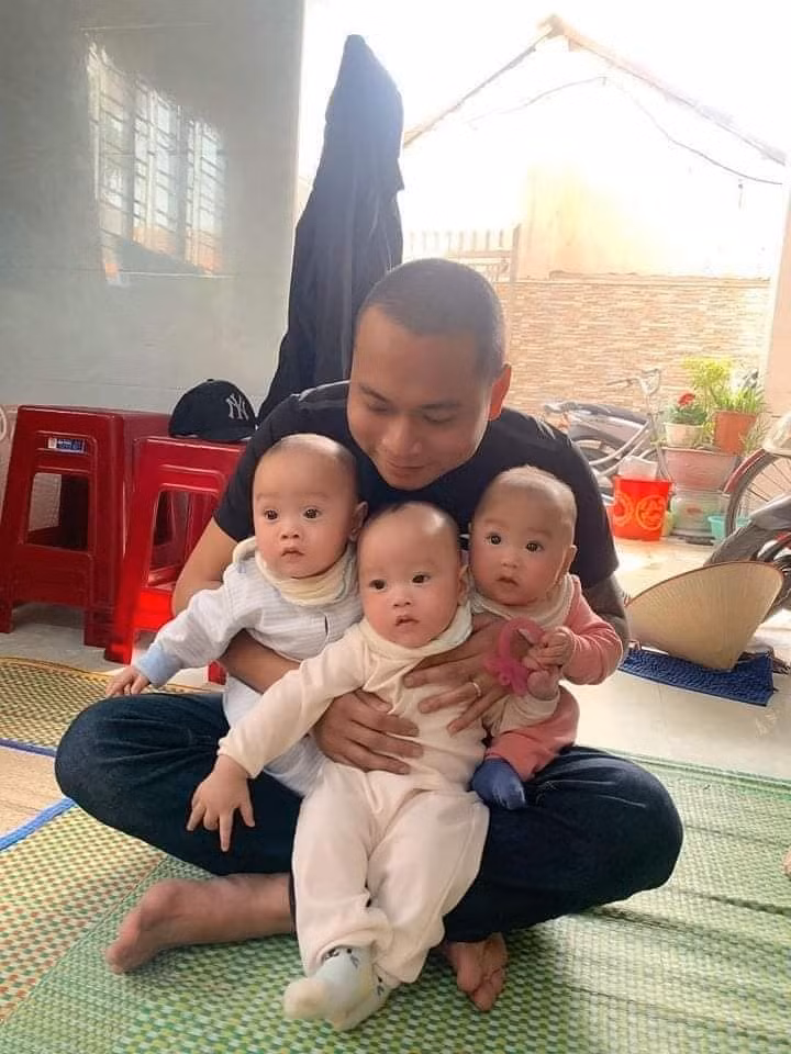 "Tôi thề là thích lắm các bác ạ, lúc đi siêu âm nghe bác sĩ báo có 3 thiên thần thôi mà sướng rơn người. Trước mình cứ nghĩ muốn sinh ba phải can thiệp kiểu chuyển phôi thì mới có ai dè mình lớ ngớ vớ huy chương luôn. Vừa viết mà vừa cười miệng rộng ngoác ra đây." - Anh Đông vui vẻ chia sẻ lại cảm giấc lâng lâng khi làm bố.