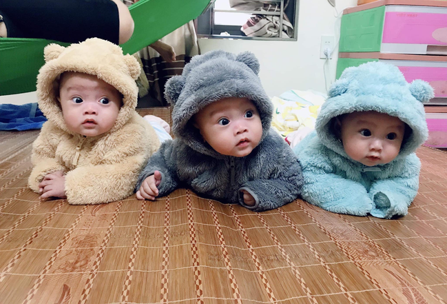 Sau khi sinh con xong, gia đình anh Đông - chị Huyền phải thuê thêm 2 bác giúp việc và ông bà nội, ngoại cùng giúp đỡ mới có thể chăm sóc được cho ba em bé.