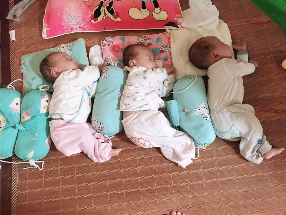 Đến nay, các em bé đã chuẩn bị bước lên 5. Người chồng - anh Đông đã chia sẻ lại cảm giác khi được lên chức bố cùng lúc của 3 đứa con. Câu chuyện của anh đã thu hút rất nhiều sự quan tâm.