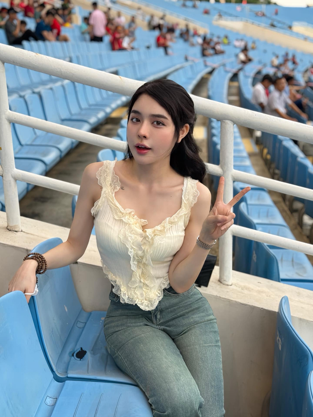 Cách đây ít tháng, Bích Hạnh vẫn vui vẻ đăng tải ảnh đi cổ vũ đá bóng trong trận đấu có Văn Thanh góp mặt.