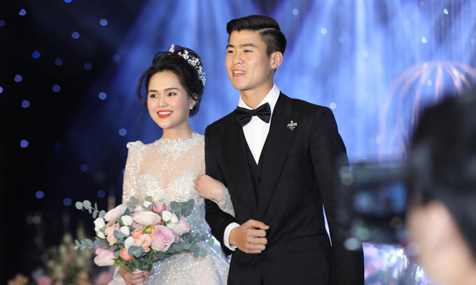 "Tôi sẽ cố gắng dành thời gian chăm sóc vợ con, dành cho họ thật nhiều tình cảm, hoàn thành tốt trách nhiệm của một người chồng, người cha. Tôi cũng cần tự nhìn lại để hoàn thiện bản thân. Sau đó tôi sẽ tập trung tối đa cho sự nghiệp cá nhân" - Cầu thủ thuộc biên chế CLB Hà Nội chia sẻ trước khi đứng trên một cương vị mới là chồng, là cha.