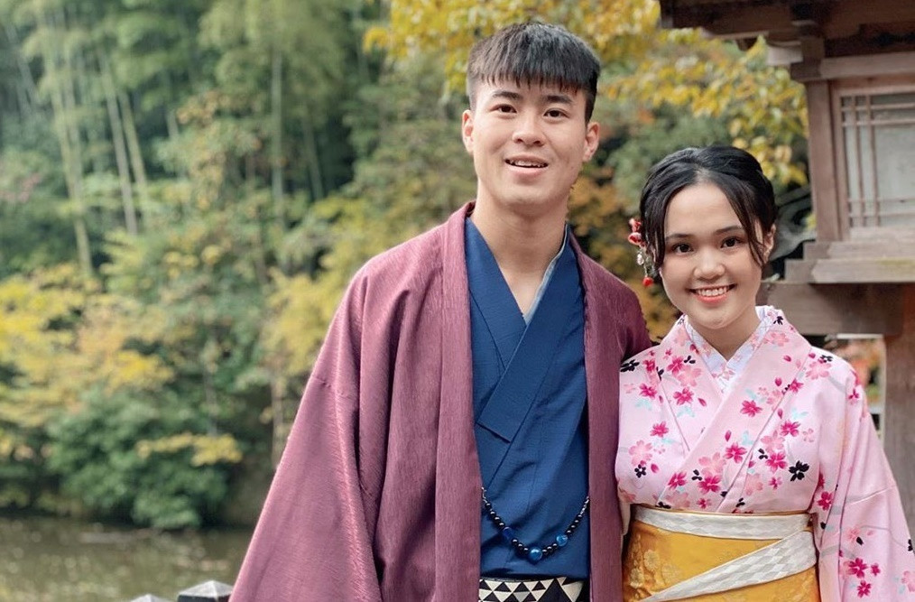 Duy Mạnh được người hâm mộ đặt cho biệt danh "chồng nhà người ta" bởi trong suốt thời gian yêu nhau đến kết hôn, nam cầu thủ rất yêu chiều bạn gái, thậm chí không ngại chi hơn 100 triệu đồng mua túi xách hàng hiệu để làm Quỳnh Anh vui lòng.