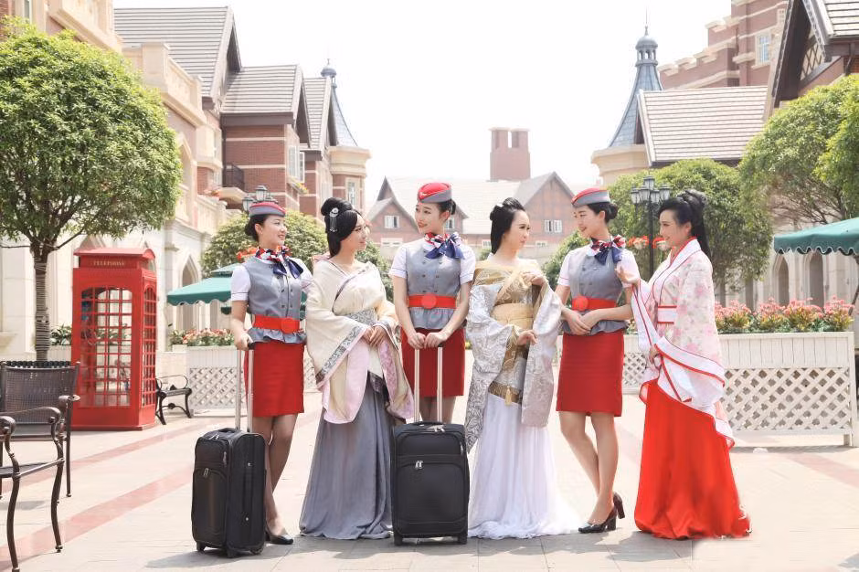 Cư dân mạng nhận xét 8 nữ sinh lúc thì xinh đẹp tinh khiết, đáng yêu, lúc lại tỏ rõ vẻ duyên dáng trang nghiêm.