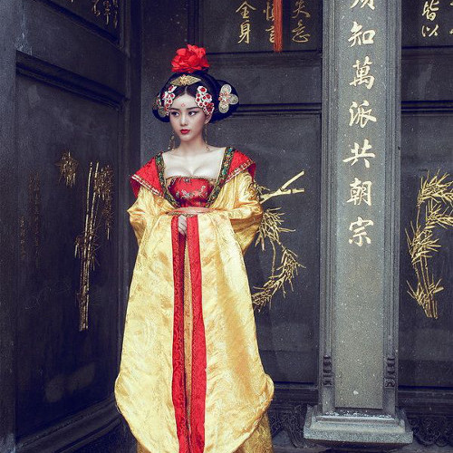 “Phạm Băng Băng Việt Nam" Angela Minh Châu mới cho ra mắt những hình ảnh mới nhất trong tạo hình nhân vật Võ Tắc Thiên thời trẻ. Bộ ảnh đã nhận được nhiều lời khen ngợi từ cư dân mạng.