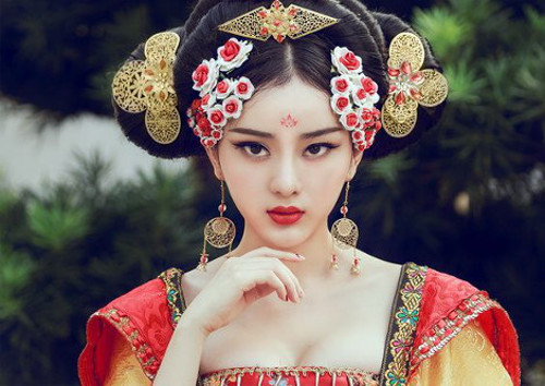 Dù hoá trang thành nhân vật do nữ diễn viên nổi tiếng thể hiện, nhưng Angela Minh Châu vẫn không hề kém cạnh về nhan sắc, thần thái cũng khá ổn. 