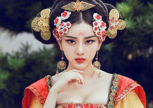 Dù hoá trang thành nhân vật do nữ diễn viên nổi tiếng thể hiện, nhưng Angela Minh Châu vẫn không hề kém cạnh về nhan sắc, thần thái cũng khá ổn. 