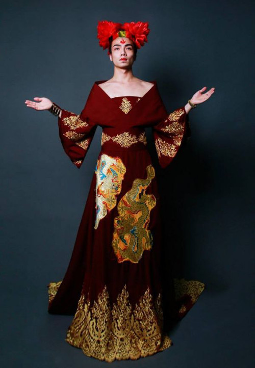 Họ cho rằng hình ảnh Võ Tắc Thiên của Kenny Sang quá lố lăng.