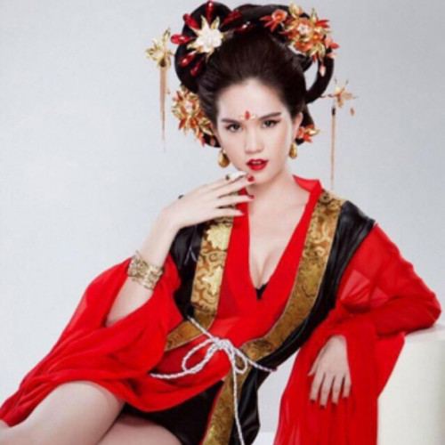 Dân mạng cho rằng mặt Ngọc Trinh xinh kiểu ngây thơ, không hề có nét sắc sảo uy nghiêm của nữ hoàng họ Võ.